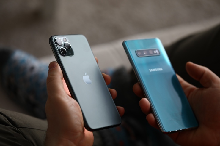 Iphone vs Samsung, lanciano aggiornamenti concorrenziali (Istock)