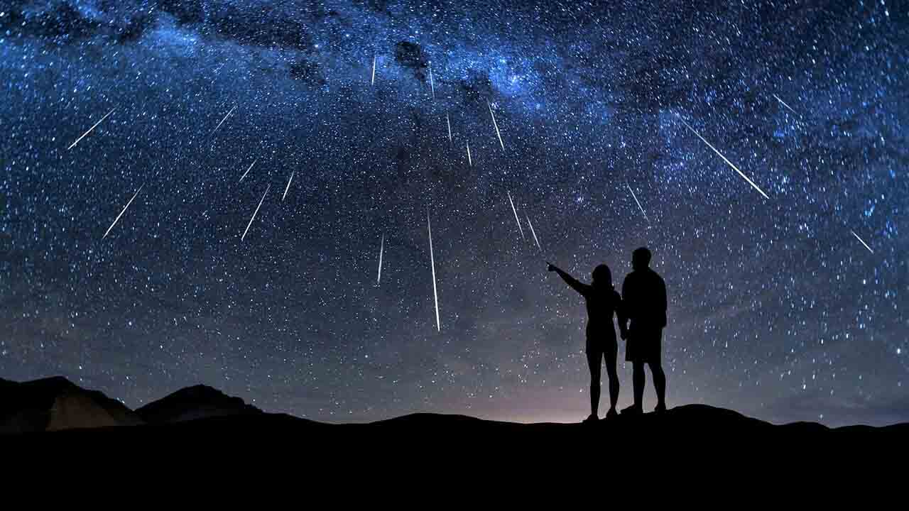 Meteoritos cayendo al suelo, cuando veas las estrellas fugaces, será increíble, mucho mejor que la noche de San Lorenzo