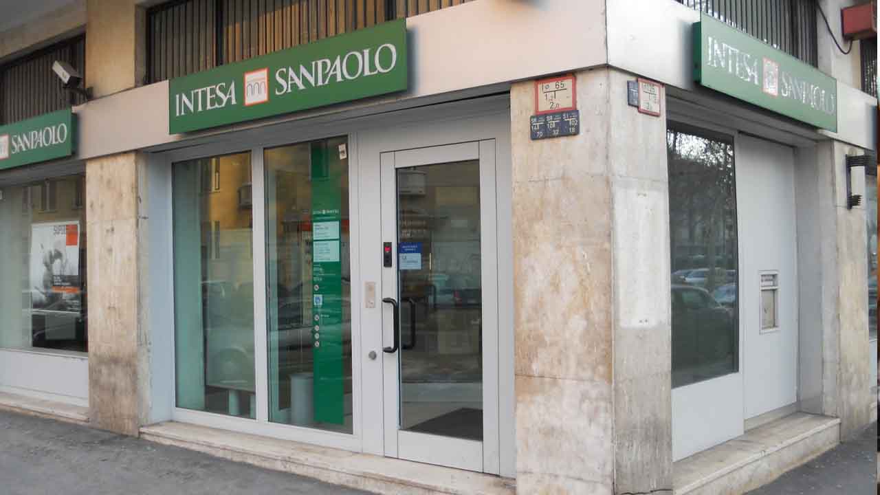 Photo of Intesa Sanpaolo, an urgent warning message to all customers what is happening: they are taking a huge risk