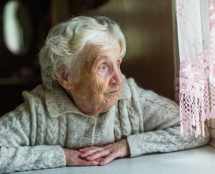 Donna anziana da sola - Fonte Depositphotos - themagazinetech.com