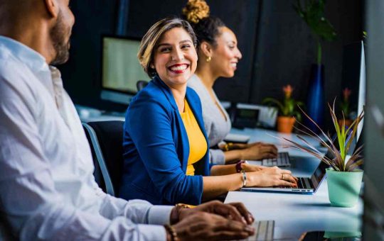 Operatori felici al computer